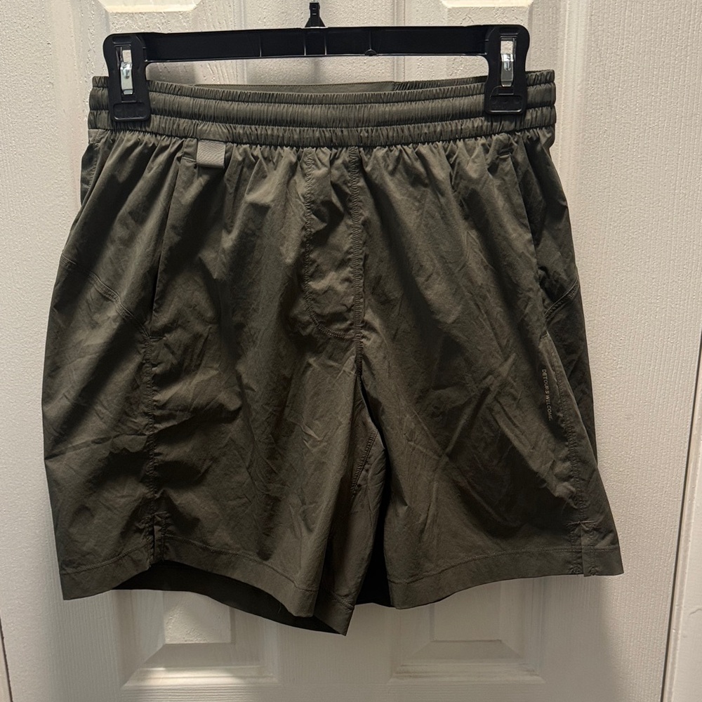 lululemon athletica Glyde Relaxed Mid-Rise 7” Hiking Shorts. Size XS.
